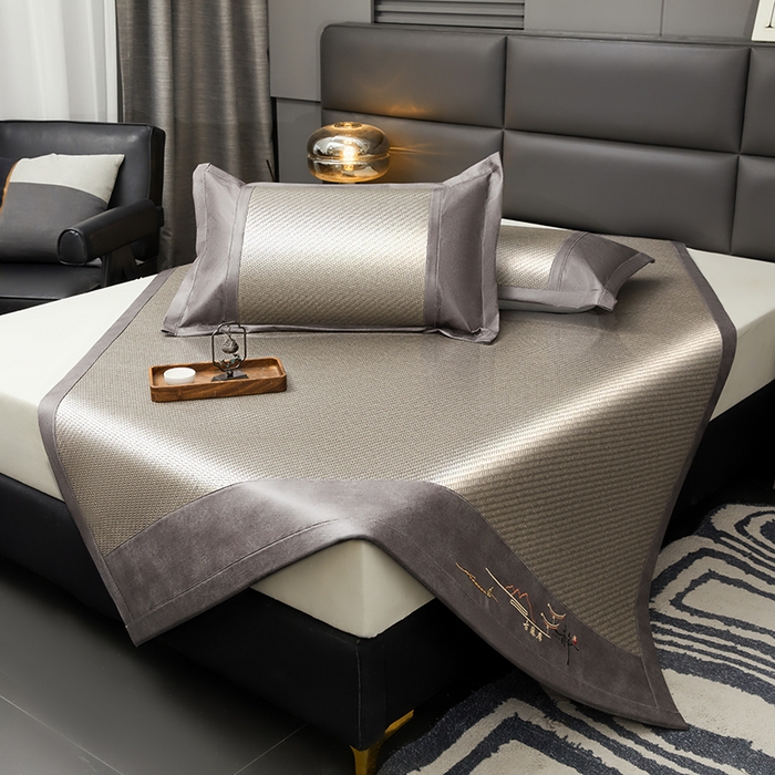 91家纺网 家纺一手货源 找家纺 卡罗兰 2025新款PE超冷感霸王藤刺绣凉席冰藤席床单款 霸王藤-烟灰色