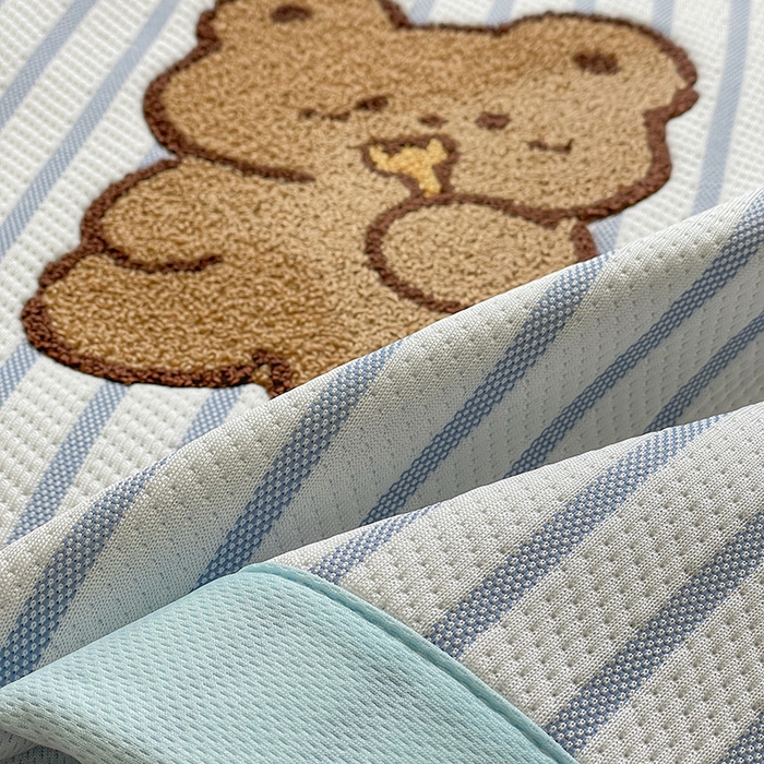 91家纺网 家纺一手货源 找家纺 2025年新款PE提花卡通毛巾绣凉席系列场景一 幸运狗