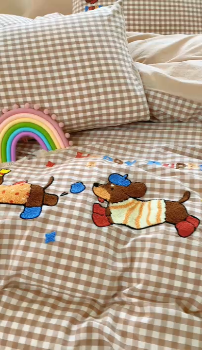 91家纺网 家纺一手货源 找家纺 徕米家居  2025新款色织全棉水洗棉毛巾绣四件套 奔跑小狗-卡其