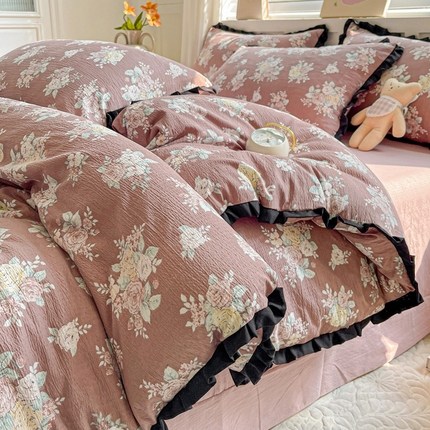 91家纺网 家纺一手货源 找家纺 （总）优选良品 2025新款直播热款赫本风皱皱双层纱花边款针织皱皱纱法式印花吊边床单三件套床笠四件套（提供买家秀）