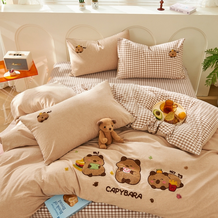 91家纺网 家纺一手货源 找家纺 徕米家居  2025新款色织全棉水洗棉毛巾绣四件套 卡皮巴拉-咖