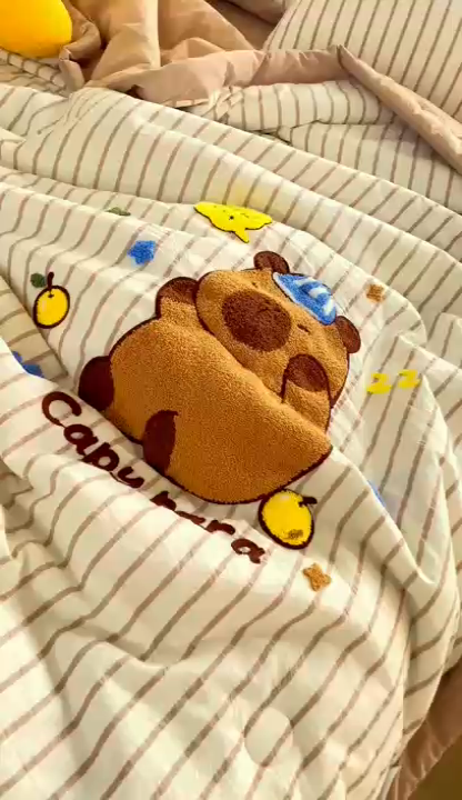 91家纺网 家纺一手货源 找家纺 徕米家居  2025新款色织全棉纯棉绣花夏被夏凉被空调被四件套 条纹卡皮巴拉