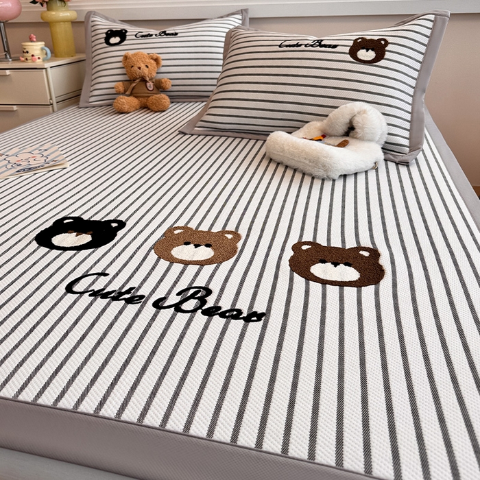 91家纺网 家纺一手货源 找家纺 蓝邻家纺 2025年新款PE提花卡通毛巾绣凉席系列场景二 邦尼熊