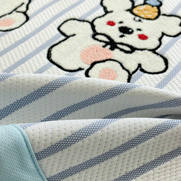 91家纺网 家纺一手货源 找家纺 2025年新款PE提花卡通毛巾绣凉席系列场景一 欢乐小狗