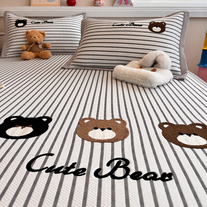 91家纺网 家纺一手货源 找家纺 蓝邻家纺 2025年新款PE提花卡通毛巾绣凉席系列场景二 邦尼熊