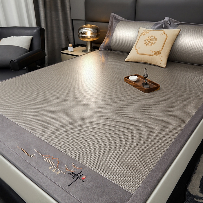 91家纺网 家纺一手货源 找家纺 卡罗兰 2025新款PE超冷感霸王藤刺绣凉席冰藤席床单款 霸王藤-烟灰色