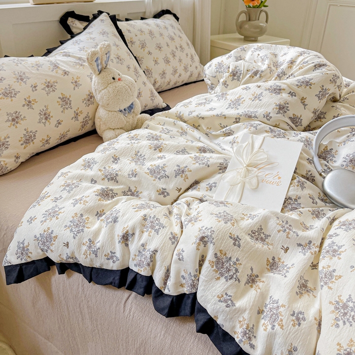 91家纺网 家纺一手货源 找家纺 优选良品 2025新款直播热款赫本风皱皱双层纱花边款针织皱皱纱法式印花吊边床单三件套床笠四件套 白茶