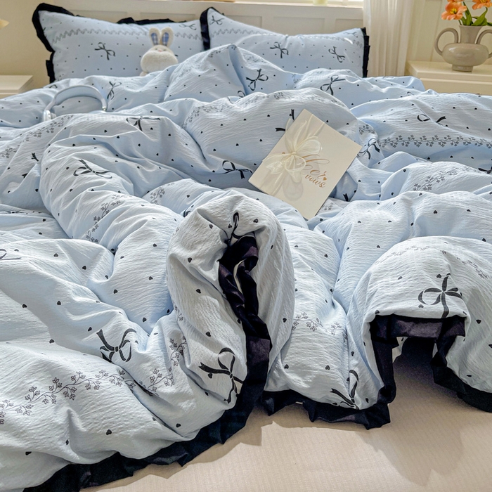 91家纺网 家纺一手货源 找家纺 优选 2025新款直播热款赫本风花边款针织皱皱纱法式印花吊边床单三件套床笠四件套 爱心蝴蝶结-蓝