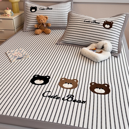 91家纺网 家纺一手货源 找家纺 蓝邻家纺 2025年新款PE提花卡通毛巾绣凉席系列场景二 邦尼熊