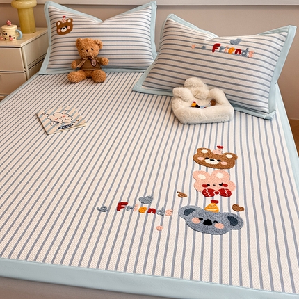 91家纺网 家纺一手货源 找家纺 蓝邻家纺 2025年新款PE提花卡通毛巾绣凉席系列场景二 熊熊伙伴