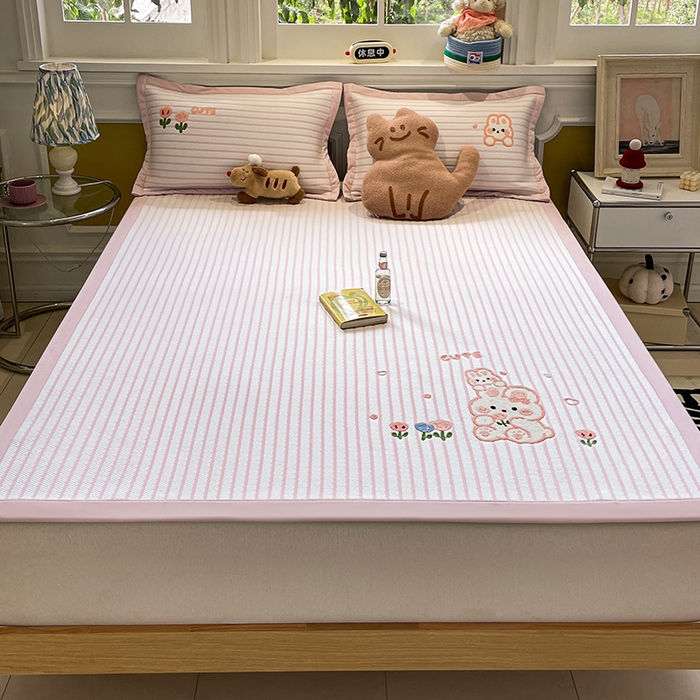 91家纺网 家纺一手货源 找家纺 2025年新款PE提花卡通毛巾绣凉席系列场景一 软萌兔