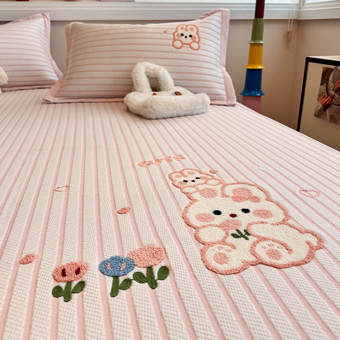 91家纺网 家纺一手货源 找家纺 蓝邻家纺 2025年新款PE提花卡通毛巾绣凉席系列场景二 软萌兔