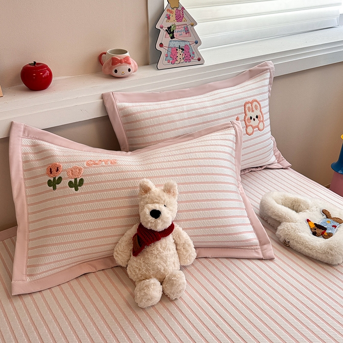 91家纺网 家纺一手货源 找家纺 蓝邻家纺 2025年新款PE提花卡通毛巾绣凉席系列场景二 软萌兔