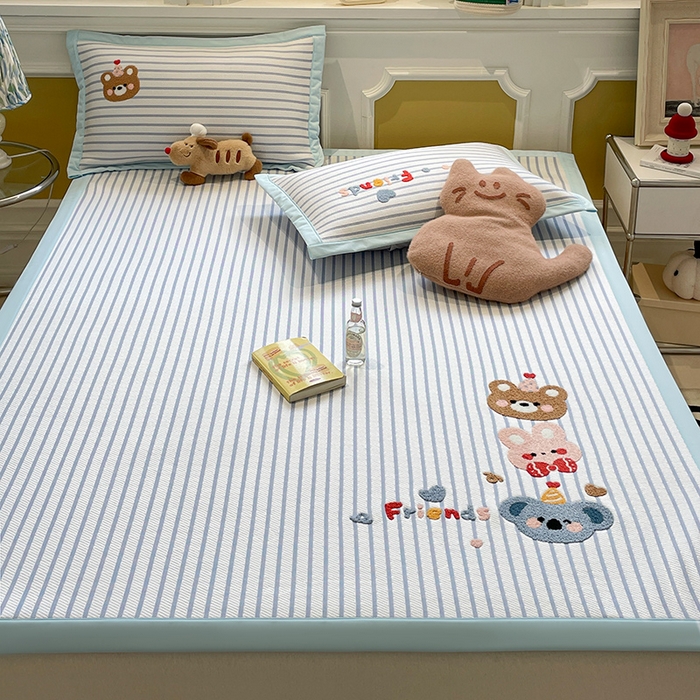 91家纺网 家纺一手货源 找家纺 2025年新款PE提花卡通毛巾绣凉席系列场景一 熊熊伙伴