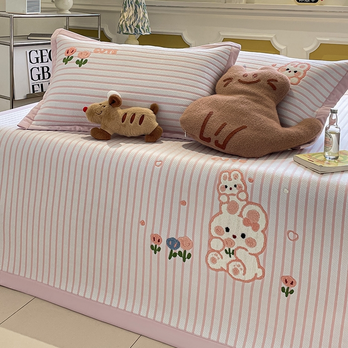 91家纺网 家纺一手货源 找家纺 2025年新款PE提花卡通毛巾绣凉席系列场景一 软萌兔