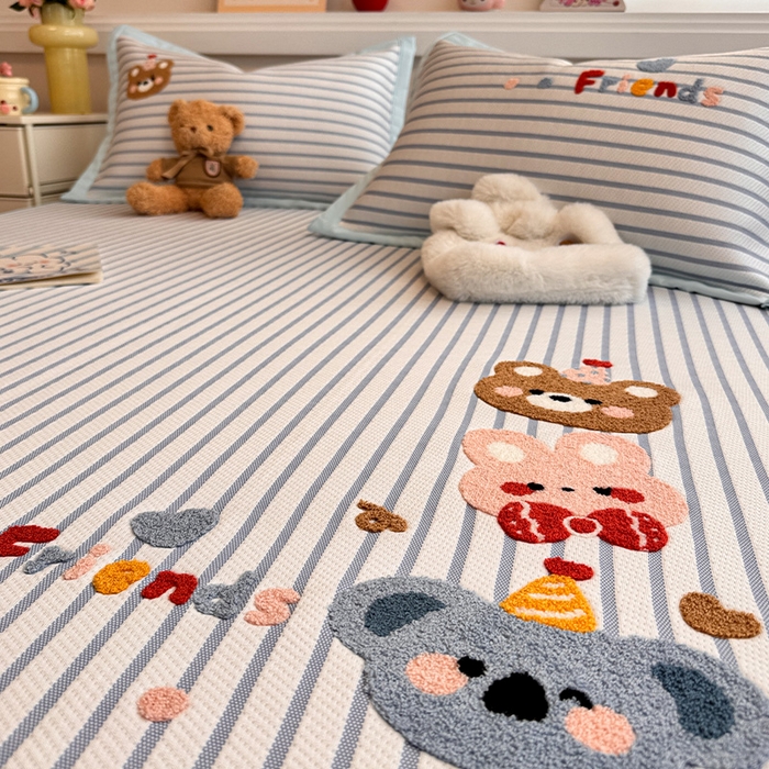 91家纺网 家纺一手货源 找家纺 蓝邻家纺 2025年新款PE提花卡通毛巾绣凉席系列场景二 熊熊伙伴