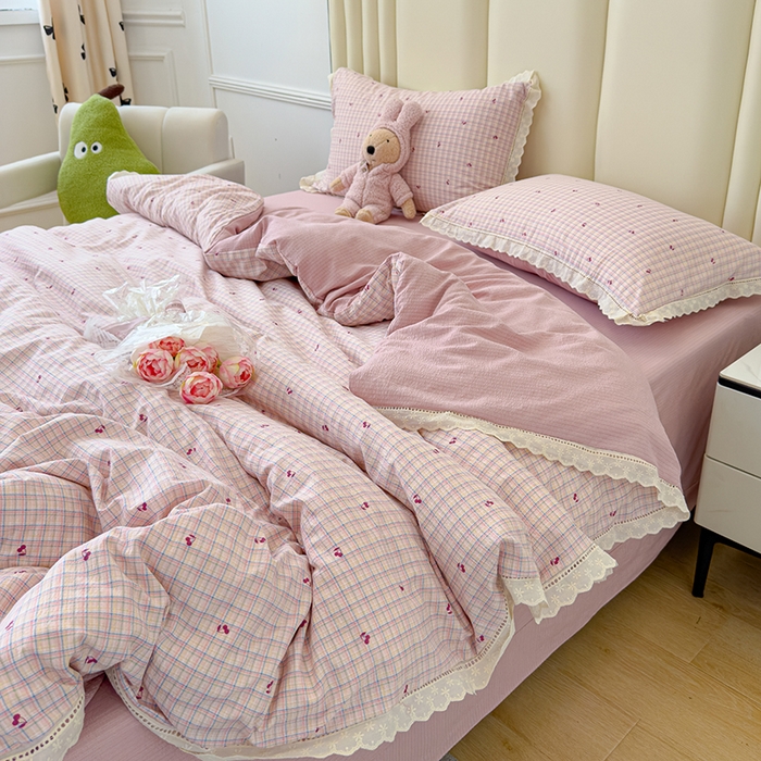 91家纺网 家纺一手货源 找家纺 竹合家纺 2025新款云感皱皱四件套-镂空花边款法式 花边款-彩格樱桃