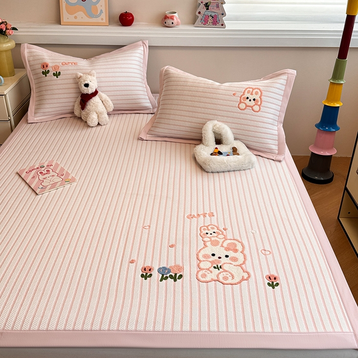 91家纺网 家纺一手货源 找家纺 蓝邻家纺 2025年新款PE提花卡通毛巾绣凉席系列场景二 软萌兔