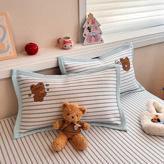 91家纺网 家纺一手货源 找家纺 蓝邻家纺 2025年新款PE提花卡通毛巾绣凉席系列场景二 幸运狗