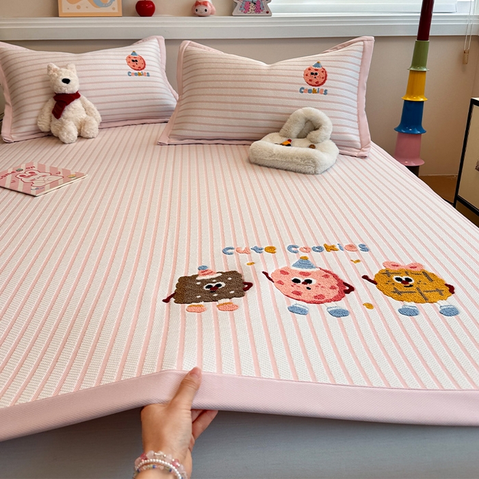 91家纺网 家纺一手货源 找家纺 蓝邻家纺 2025年新款PE提花卡通毛巾绣凉席系列场景二 趣多多