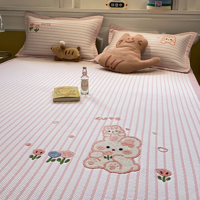 91家纺网 家纺一手货源 找家纺 2025年新款PE提花卡通毛巾绣凉席系列场景一 软萌兔