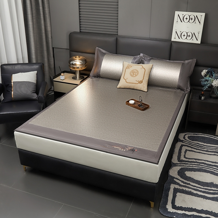 91家纺网 家纺一手货源 找家纺 卡罗兰 2025新款PE超冷感霸王藤刺绣凉席冰藤席床单款 霸王藤-烟灰色