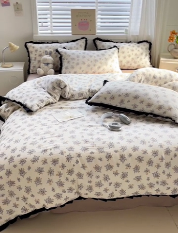 91家纺网 家纺一手货源 找家纺 优选 2025新款直播热款赫本风花边款针织皱皱纱法式印花吊边床单三件套床笠四件套 白茶