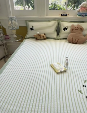 91家纺网 家纺一手货源 找家纺 2025年新款PE提花卡通毛巾绣凉席系列场景一 花花