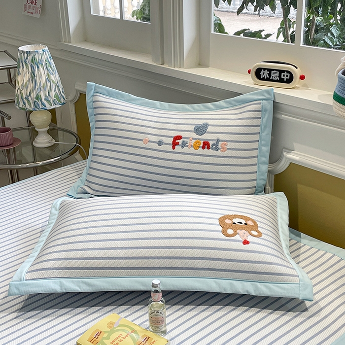 91家纺网 家纺一手货源 找家纺 2025年新款PE提花卡通毛巾绣凉席系列场景一 熊熊伙伴