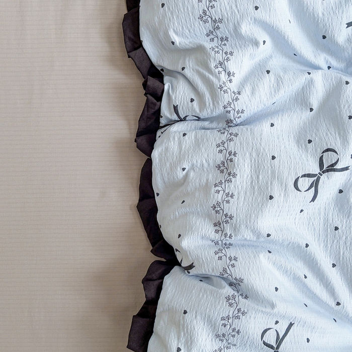 91家纺网 家纺一手货源 找家纺 优选 2025新款直播热款赫本风花边款针织皱皱纱法式印花吊边床单三件套床笠四件套 爱心蝴蝶结-蓝