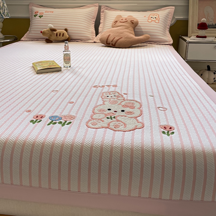 91家纺网 家纺一手货源 找家纺 2025年新款PE提花卡通毛巾绣凉席系列场景一 软萌兔