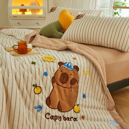 91家纺网 家纺一手货源 找家纺 2025新款色织全棉纯棉绣花单夏被夏凉被空调被 条纹卡皮巴拉