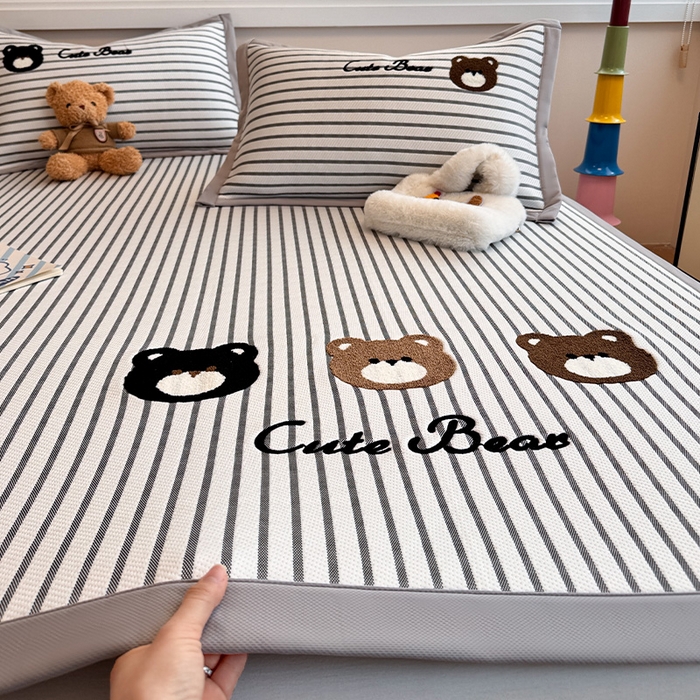 91家纺网 家纺一手货源 找家纺 蓝邻家纺 2025年新款PE提花卡通毛巾绣凉席系列场景二 邦尼熊