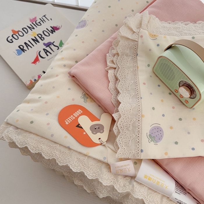 91家纺网 家纺一手货源 找家纺 于果2025新款双层纱花边款夏被 草莓点点