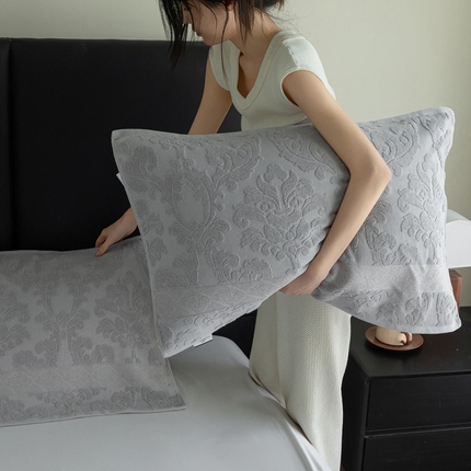 91家纺网 家纺一手货源 找家纺 乐家毛巾被（工厂自产自销） 2025新款纯棉浮雕老式枕巾 简约灰