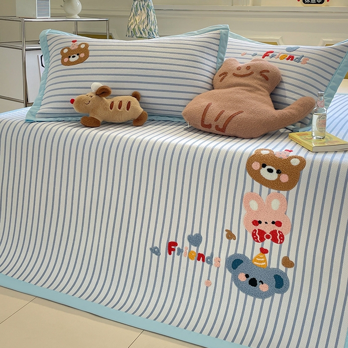 91家纺网 家纺一手货源 找家纺 2025年新款PE提花卡通毛巾绣凉席系列场景一 熊熊伙伴