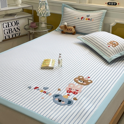 2025年新款PE提花卡通毛巾绣凉席系列场景一 熊熊伙伴