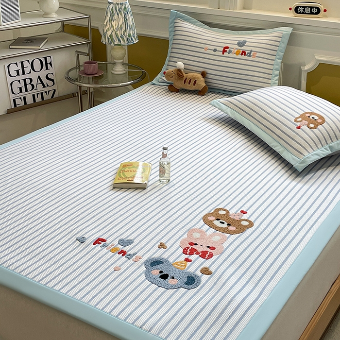 91家纺网 家纺一手货源 找家纺 2025年新款PE提花卡通毛巾绣凉席系列场景一 熊熊伙伴