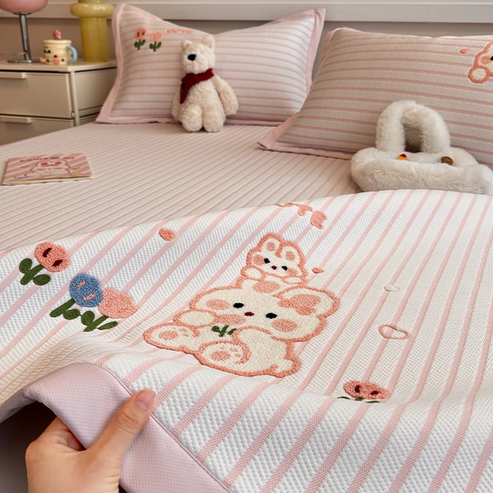 91家纺网 家纺一手货源 找家纺 蓝邻家纺 2025年新款PE提花卡通毛巾绣凉席系列场景二 软萌兔