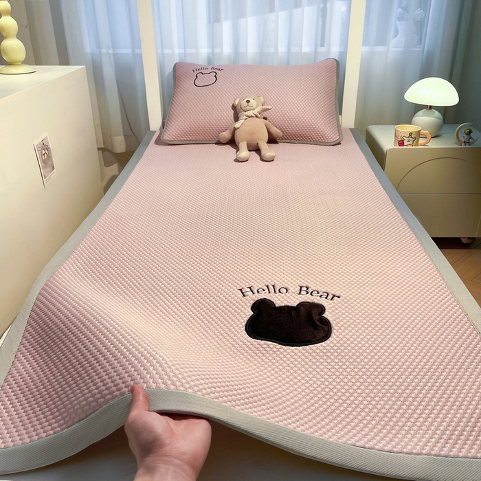 91家纺网 家纺一手货源 找家纺 （总）梵朴 2025新款凉感PE冰豆豆贴布绣凉席-学生床