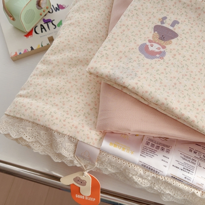 91家纺网 家纺一手货源 找家纺 于果2025新款双层纱花边款夏被 春日女孩