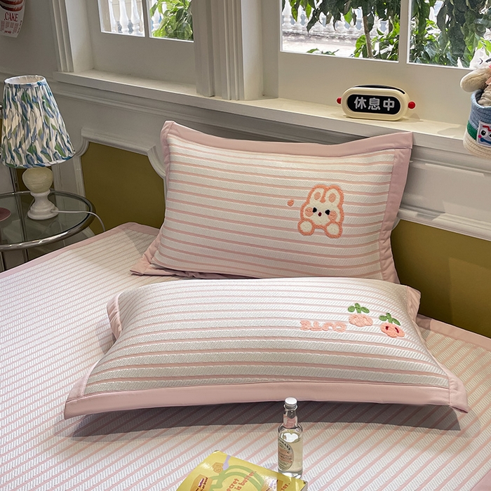 91家纺网 家纺一手货源 找家纺 2025年新款PE提花卡通毛巾绣凉席系列场景一 软萌兔