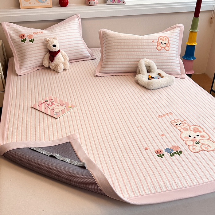 91家纺网 家纺一手货源 找家纺 蓝邻家纺 2025年新款PE提花卡通毛巾绣凉席系列场景二 软萌兔