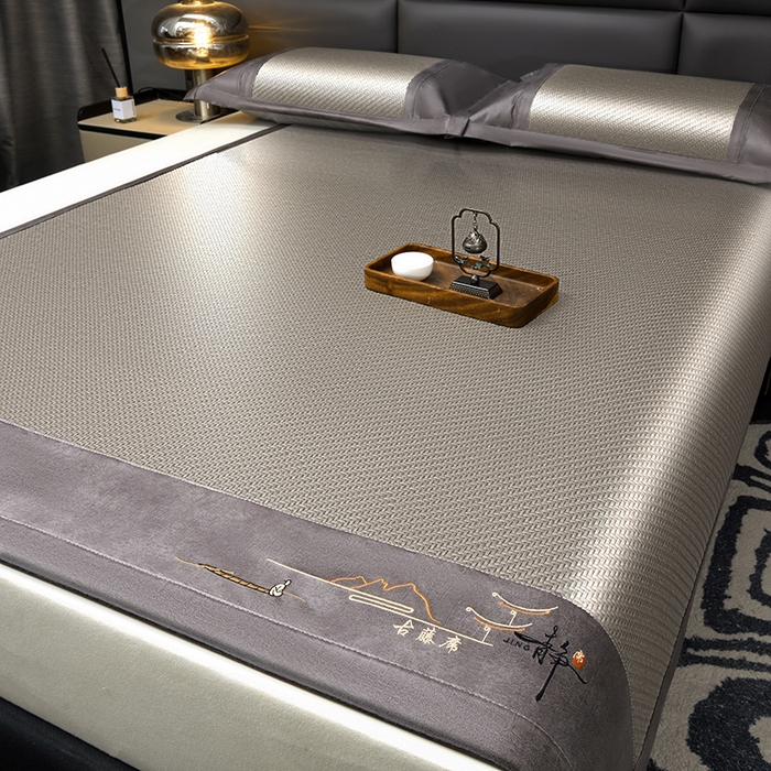 91家纺网 家纺一手货源 找家纺 卡罗兰 2025新款PE超冷感霸王藤刺绣凉席冰藤席床单款 霸王藤-烟灰色