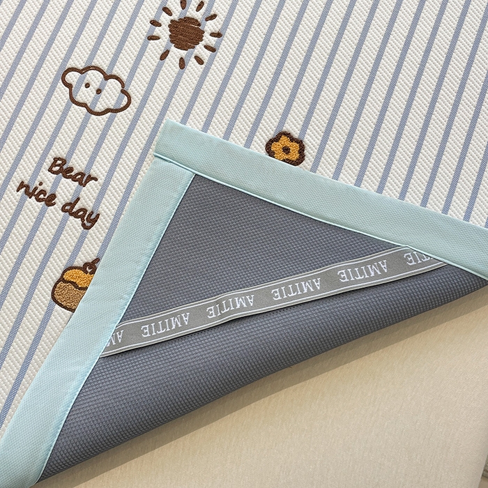 91家纺网 家纺一手货源 找家纺 2025年新款PE提花卡通毛巾绣凉席系列场景一 幸运狗