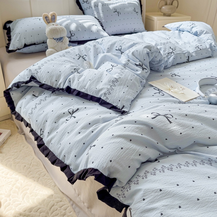 91家纺网 家纺一手货源 找家纺 优选 2025新款直播热款赫本风花边款针织皱皱纱法式印花吊边床单三件套床笠四件套 爱心蝴蝶结-蓝