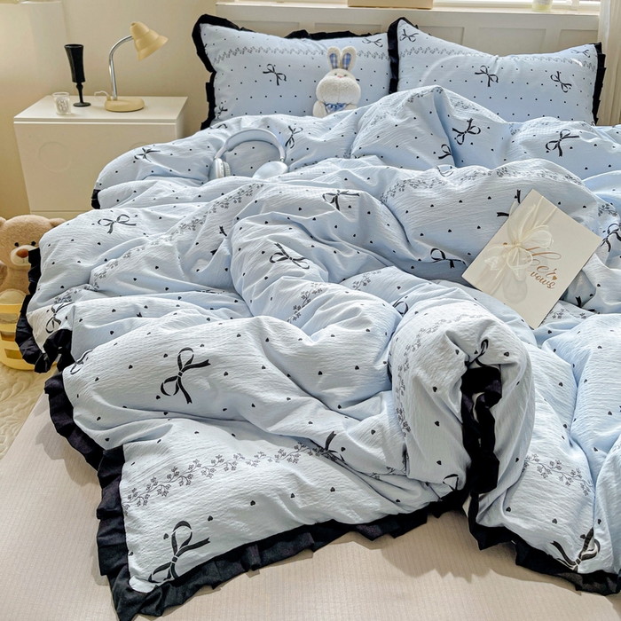 91家纺网 家纺一手货源 找家纺 优选 2025新款直播热款赫本风花边款针织皱皱纱法式印花吊边床单三件套床笠四件套 爱心蝴蝶结-蓝