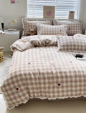 91家纺网 家纺一手货源 找家纺 优选良品 2025新款直播热款赫本风皱皱双层纱花边款针织皱皱纱法式印花吊边床单三件套床笠四件套 格子爱心
