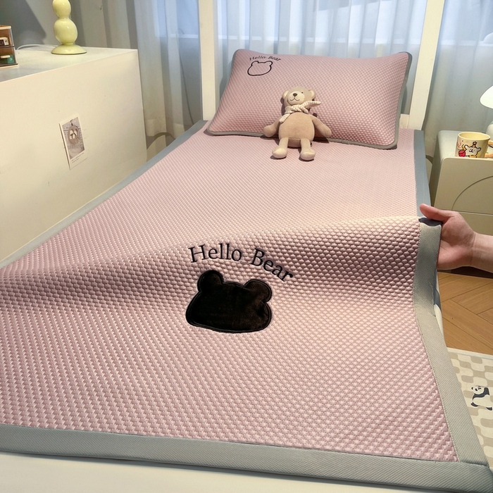 91家纺网 家纺一手货源 找家纺 （总）梵朴 2025新款凉感PE冰豆豆贴布绣凉席-学生床