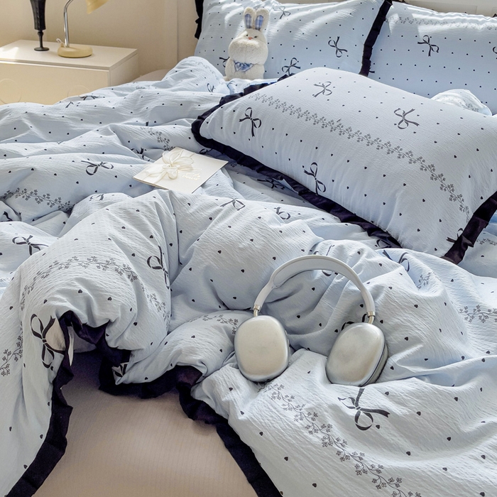 91家纺网 家纺一手货源 找家纺 优选 2025新款直播热款赫本风花边款针织皱皱纱法式印花吊边床单三件套床笠四件套 爱心蝴蝶结-蓝